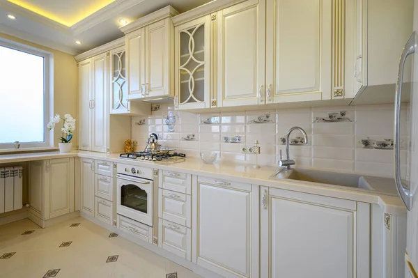 Classic White Beige Luxurious Kitchen Studio Apartment Interior — Stock Photo, Image