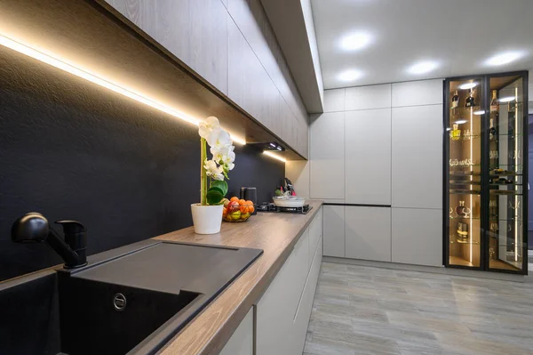 Interior Ruangan Dapur Modern Berwarna Abu Abu Dengan Furnitur Minimalis — Stok Foto