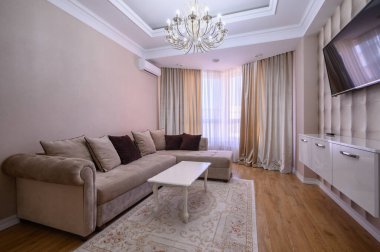 Lüks beyaz ve pembe modern stüdyo daire. Yemek salonu, oturma odası ve yatak odası.