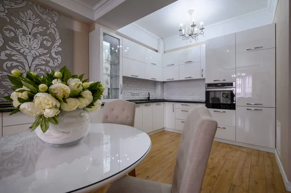 豪华的白色现代厨房 工作室公寓里有圆形餐桌 — 图库照片