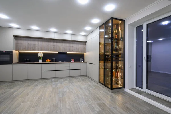 Trendy Abu Abu Menampilkan Interior Dapur Modern Dengan Furnitur Minimalis — Stok Foto