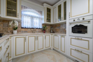 Beyaz klasik konforlu mutfak ve yemek odası.