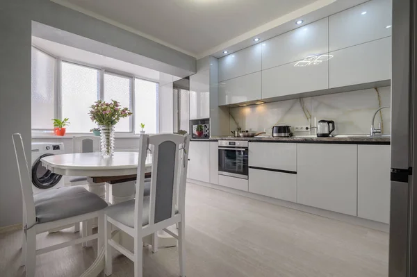 Interior White Trendy Modern Kitchen Dining Table — ストック写真