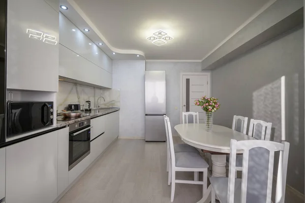 Interior Well Designed Modern Trendy White Kitchen Dining Table Corner — ストック写真