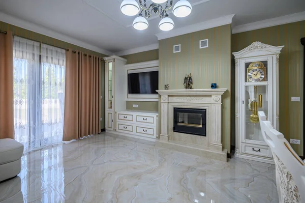 古典的なリビングルームのインテリアデザイン 広々とした客室 豪華な大理石の床 エレガントな椅子 さらには暖炉 — ストック写真