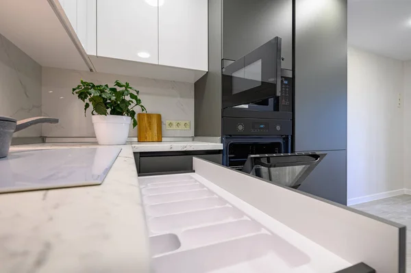 Closeup Marble Worktop Modern Dark Grey White Kitchen Cooking Pan — Stockfoto