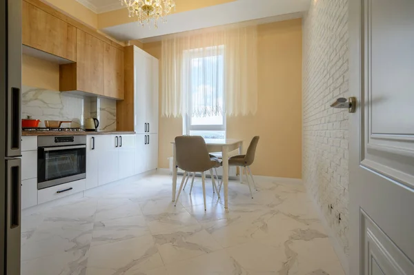 Modern White Wooden Furniture Yellow Kitchen Dining Table Yellow Walls — ストック写真