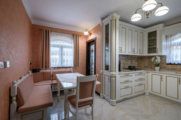 Beyaz Klasik Konforlu Mutfak Yemek Odası — Stok fotoğraf