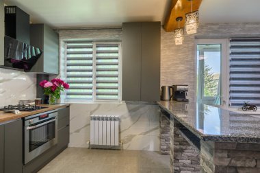 Modern moda gri mutfağın gerçek bir vitrin dekorasyonu.