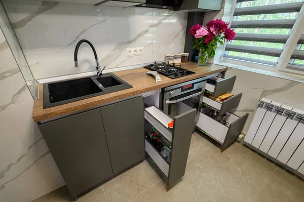 Real Showcase Interior Small Modern Trendy Gray Kitchen Drawrs Retracted — Foto de Stock