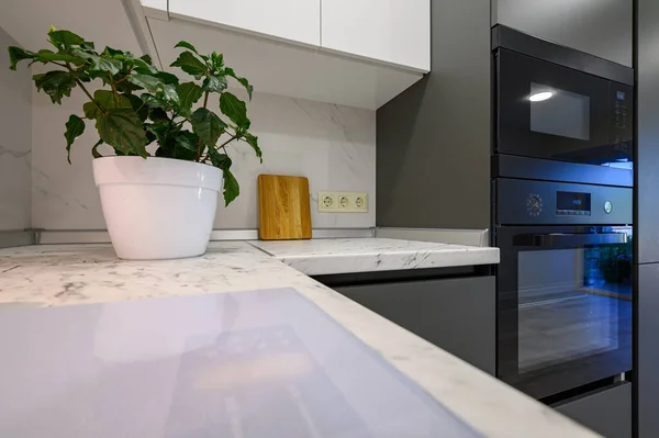 Closeup Marble Worktop Modern Dark Grey White Kitchen — Stockfoto