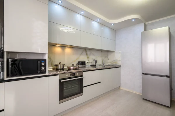 Interior Well Designed Modern Trendy White Kitchen — ストック写真