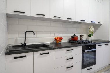 Moda kar beyazı modern mutfak vitrininde minimalist mobilyalar