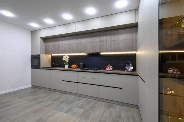 Trendiges Grau Modernes Kücheninterieur Mit Minimalistischen Möbeln — Stockfoto