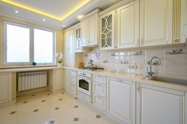 スタジオのアパートのインテリアで古典的な白とベージュの豪華なキッチン — ストック写真