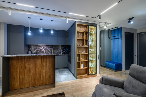 Luxe Woonkamer Met Grijze Keuken Studio Appartement Interieur — Stockfoto
