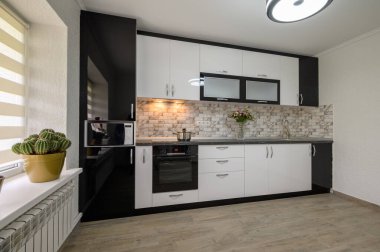 İyi tasarlanmış modern moda beyaz mutfağın iç yenileme gösterisi