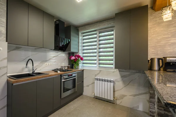 Real Showcase Interior Cozy Designed Modern Trendy Gray Kitchen — 图库照片