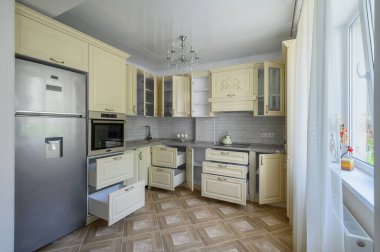 Modern moda krem renkli mutfağın gerçek iç mekanı, çekmeceler geri çekildi