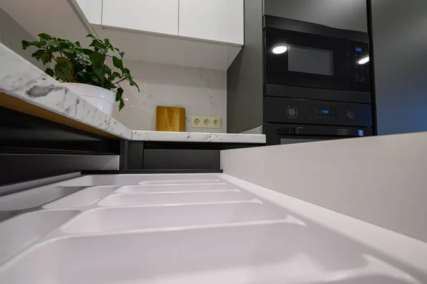 Closeup Marble Worktop Modern Dark Grey White Kitchen Cooking Pan — Stok Foto