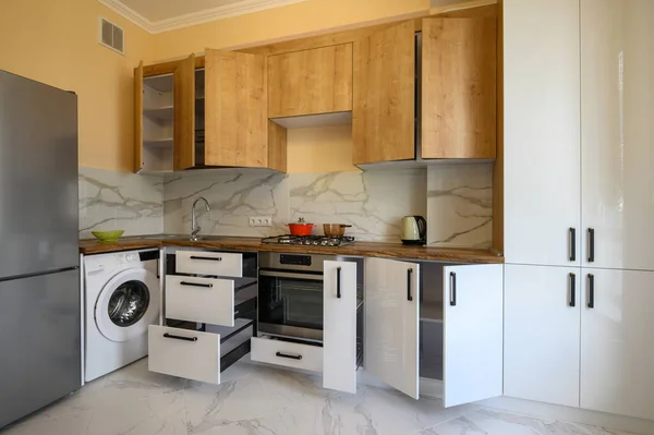 Moderne Witte Houten Meubels Gele Keuken Met Gele Muren Witte — Stockfoto