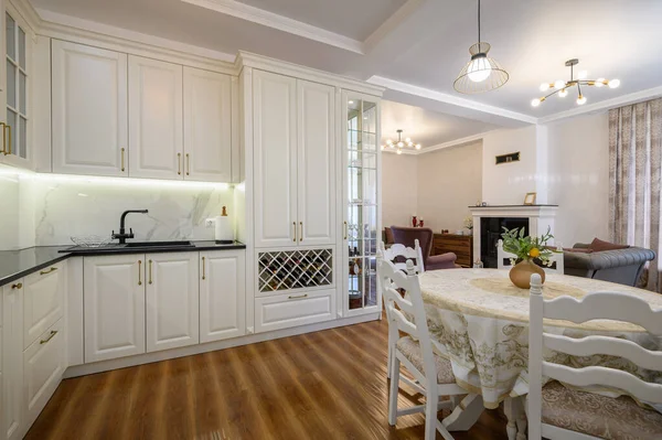 Weißer Luxus Moderne Klassische Küchenmöbel Mit Weinregal Und Rundem Esstisch — Stockfoto