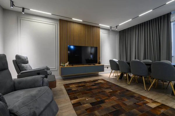 Luxus Nappali Masszázsszékekkel Szürke Konyhával Stúdió Apartman Belsejében — Stock Fotó