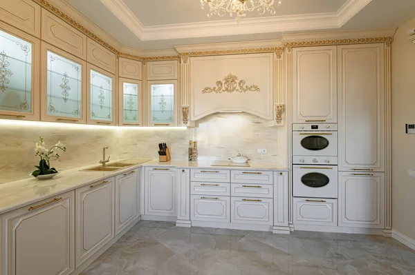 Besar Mewah Krem Dan Emas Interior Klasik Dapur Dengan Furnitur — Stok Foto