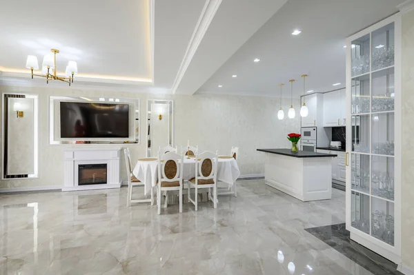 Luxury Large Domestic Kitchen Marble Floor Island Dining Table — Fotografia de Stock