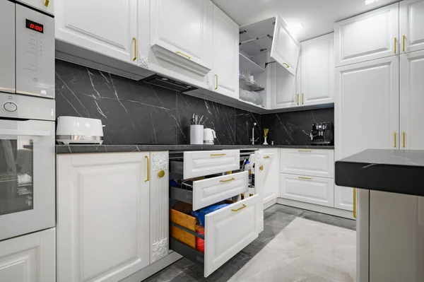 Large Trendy White Modern Domestic Kitchen Furniture Black Marble Worktop — Fotografia de Stock