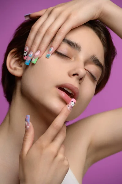 Sensual Studio Portrait Young Pretty Girl Short Haircut Extravagant Nail — Stockfoto