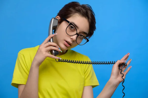 Portrait Cute Young Brunette Yellow Shirt Extravagant Nail Art Having — Stockfoto