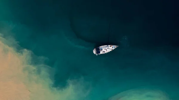 Small White Yacht Unrecognizable People Turquoise Sea Water Aerial Top — Fotografia de Stock