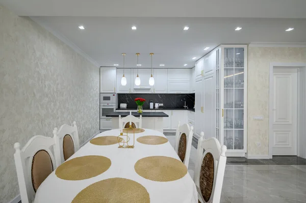 Luxurious Large Modern Domestic Kitchen Marble Floor Serverd Dining Table — 스톡 사진