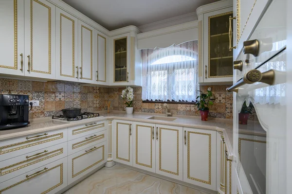 Белый Классический Уютная Кухня Столовая Интерьере Городского Дома — стоковое фото