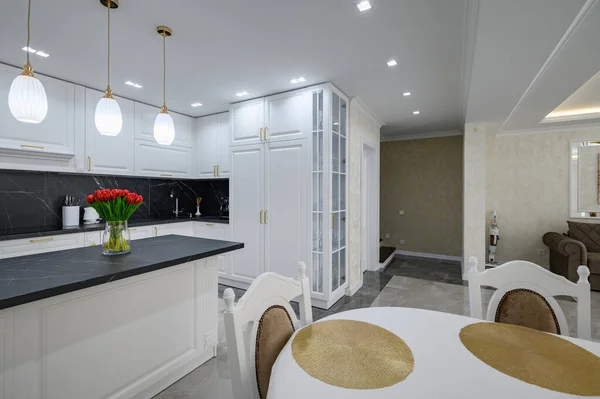 Luxurious White Large Modern Domestic Kitchen Black Marble Worktop Serverd — Foto Stock