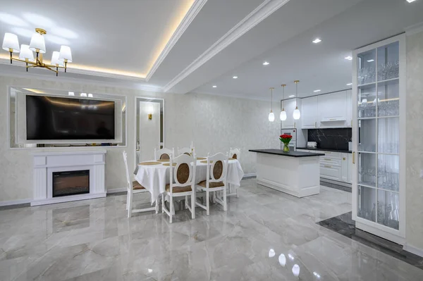 Well Designed White Large Domestic Kitchen Glossy Marble Floor Kitchen —  Fotos de Stock