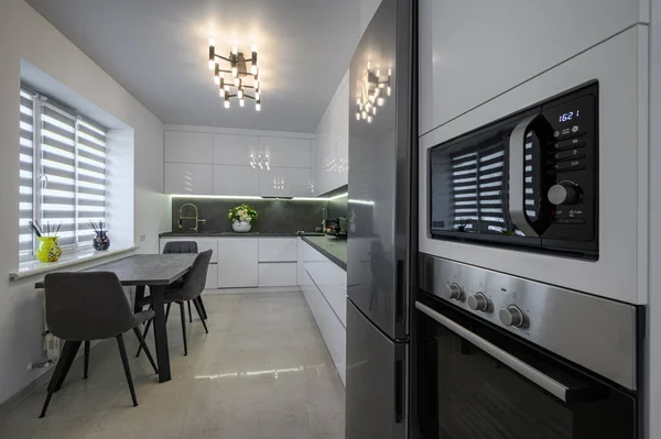 Modern Trendy White Grey Kitchen Interior Renovation Granite Counter Top — Foto de Stock