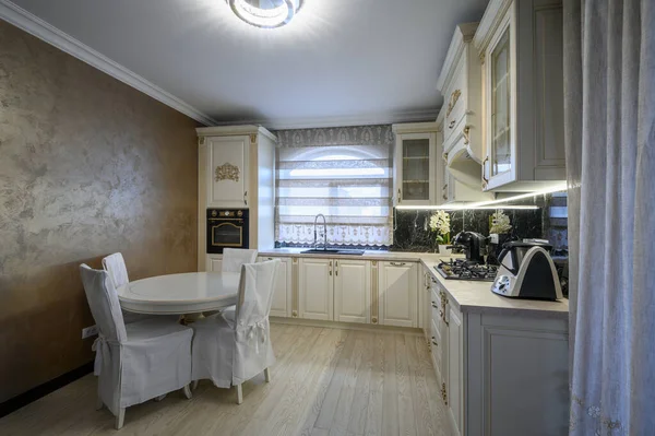 Modern Klasik Putih Dan Beige Dapur Mewah Dengan Ruang Makan — Stok Foto