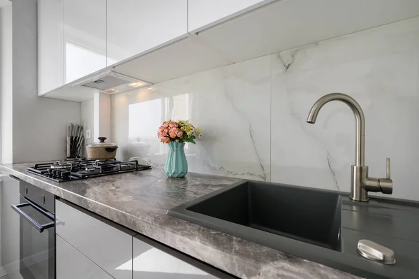 Worktop Board Sink Gas Stove Closeup White Modern Domestic Kitchen — Stok fotoğraf