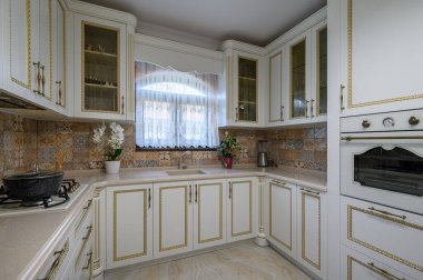 Beyaz klasik konforlu mutfak ve yemek odası.