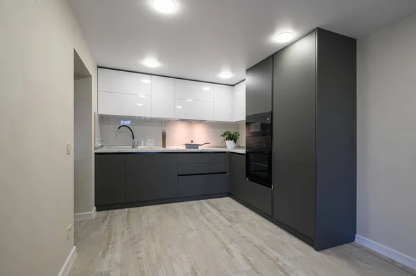 Showcase Interior Modern Simple Trendy Dark Grey White Kitchen — Stok fotoğraf
