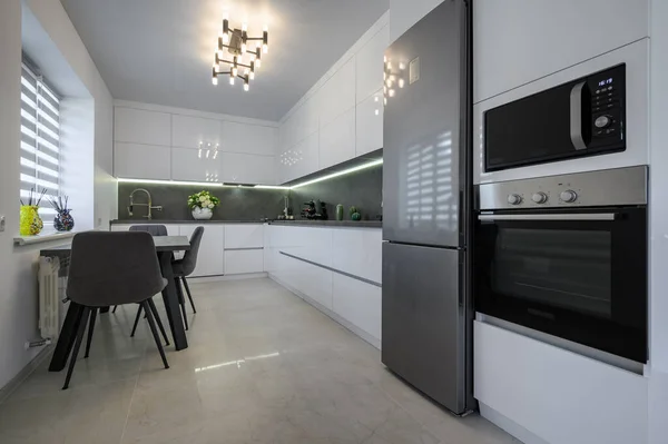 Роскошный Современный Триумфальный Белый Серый Кухонный Интерьер После Ремонта Гранитная — стоковое фото