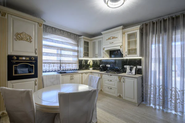 現代的な古典的な白とベージュの豪華なキッチン スタジオアパートのインテリアのダイニングルーム — ストック写真