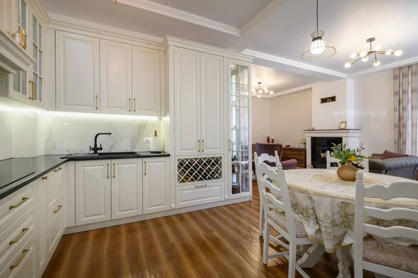 Moderno Clássico Grande Branco Colorido Luxuoso Cozinha Sala Jantar Interior — Fotografia de Stock