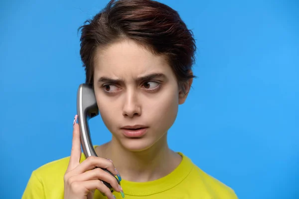 Disgruntled Pretty Brunette Short Haircut Yellow Shirt Talking Landline Studio — Stock Photo, Image