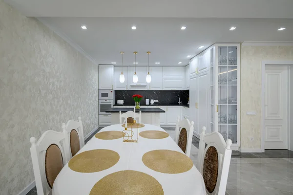 Luxurious Large Modern Domestic Kitchen Marble Floor Serverd Dining Table — 스톡 사진
