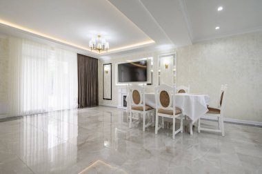 Lüks beyaz mutfak, yemek masası, mermer döşeme, bir sürü kopyasal alan.