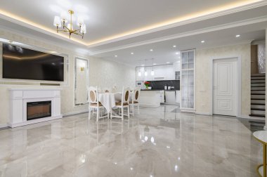 Lüks beyaz mutfak, yemek masası, mermer döşeme, bir sürü kopyasal alan.