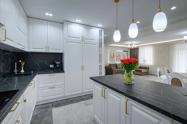 Large Black White Expensive Well Designed Modern Kitchen Studio Interior — Stock Photo, Image